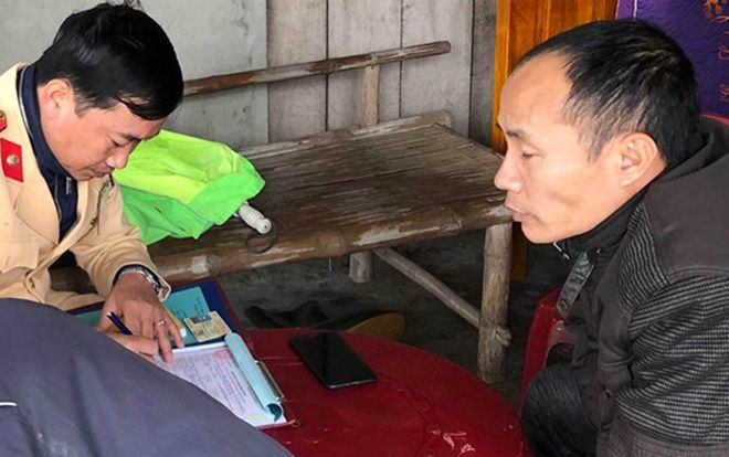 Để tỉnh táo lái xe, tài xế liều lĩnh sử dụng ma túy bị CSGT phát hiện