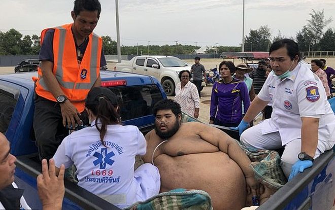 30 người vật lộn giải cứu chàng trai nặng hơn 300 kg