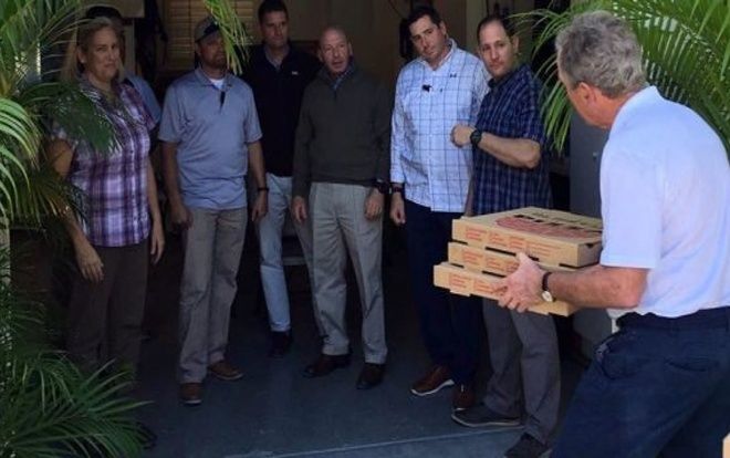 Cựu Tổng thống Bush đãi nhân viên mật vụ Mỹ pizza