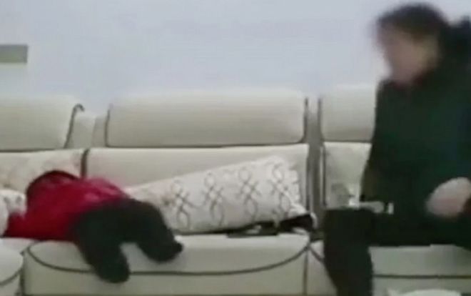 Sốc với cảnh bảo mẫu Trung Quốc dốc ngược và ném đầu bé trai xuống sàn nhà