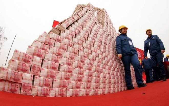 Choáng với núi tiền thưởng cuối năm chất cao hơn người ở Trung Quốc