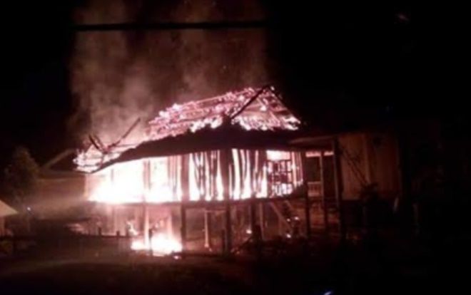 Uống rượu say rồi xảy ra mâu thuẫn với vợ, người đàn ông tự châm lửa đốt nhà trong đêm