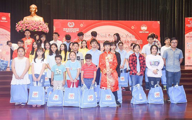 Jang Mi,  Gia Nghi, Bùi Công Nam và Andiez cùng giao lưu với hàng ngàn trẻ khuyết tật tại chương trình Cây mùa xuân 'Thắp sáng tấm lòng nhân ái'