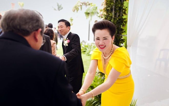 Cận cảnh nhan sắc đáng ngưỡng mộ của mẹ cô dâu trong đám cưới 'khủng' tại Nam Định