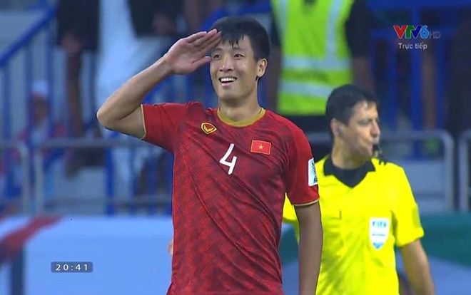 Tròn 1 năm làm nên kì tích, khoảnh khắc Bùi Tiến Dũng giơ cao tay chào đầy tự hào giây phút chiến thắng khiến người hâm mộ như vỡ òa