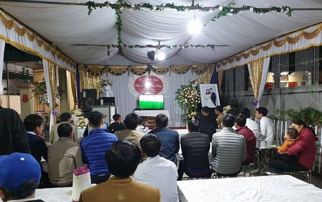 Có ai 'số khổ' như cô dâu chú rể này: Lễ cưới trùng luôn ngày đội tuyển Việt Nam thi đấu với Jordan