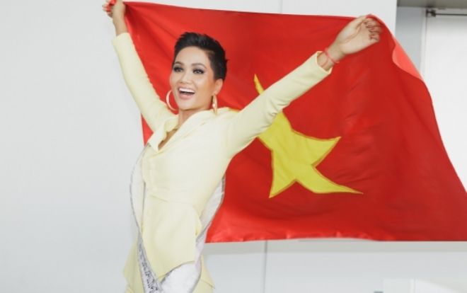 Có ai như H'Hen Niê, livestream hát 'hùng hồn' chúc mừng chiến thắng của bóng đá Việt Nam