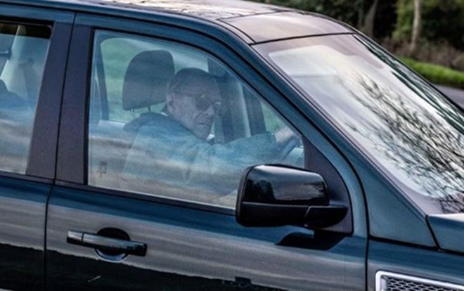 Chồng Nữ hoàng Anh bị cảnh sát hỏi thăm vì lái xe không thắt dây an toàn