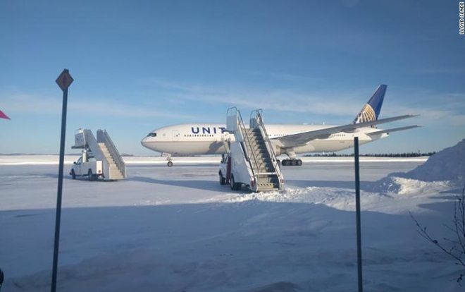 Máy bay chở 250 hành khách mắc kẹt trên đường băng lạnh -30 độ C suốt 14 tiếng