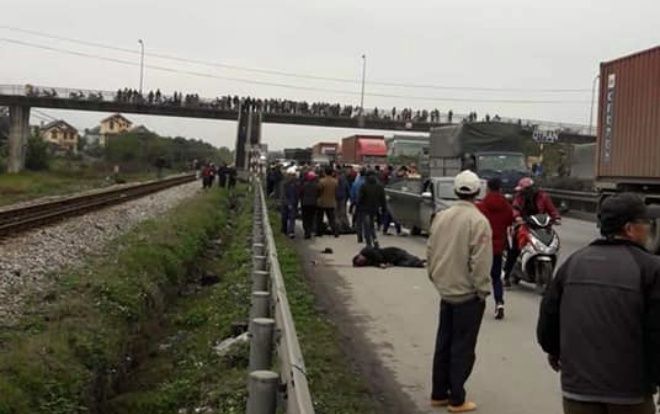 Vụ xe tải lao vào đoàn cán bộ xã khiến 8 người tử vong: Người nhà nạn nhân gào khóc thảm thiết tại hiện trường