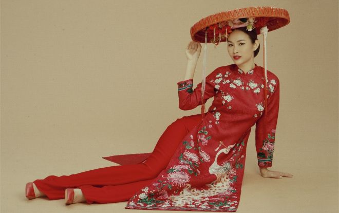 Á hậu Thanh Trang đẹp mê hoặc trong tà áo dài họa tiết 3D đón xuân