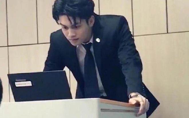 Thầy giáo soái ca chỉ đứng yên giảng bài cũng đủ 'tỏa sáng như kim cương'