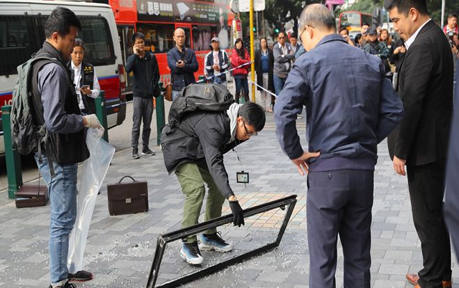 Người đi đường chết oan vì bị cửa sổ khách sạn rơi trúng