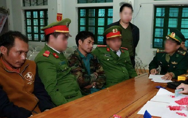 Bắt 2 đối tượng người Lào đang giao dịch hơn 2.000 viên ma túy