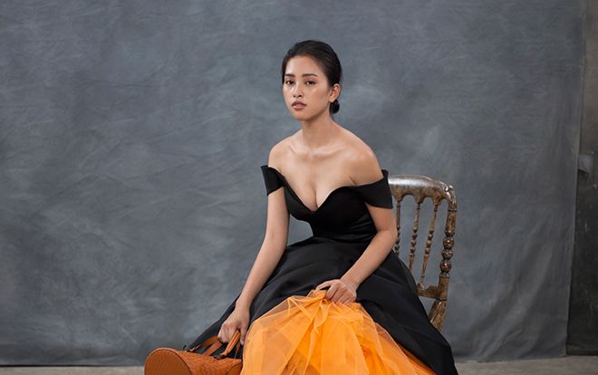 Tạm gác vẻ 'bánh bèo' hoa hậu, Tiểu Vy khoe vòng 1 căng đầy vẫn high-fashion chất ngất