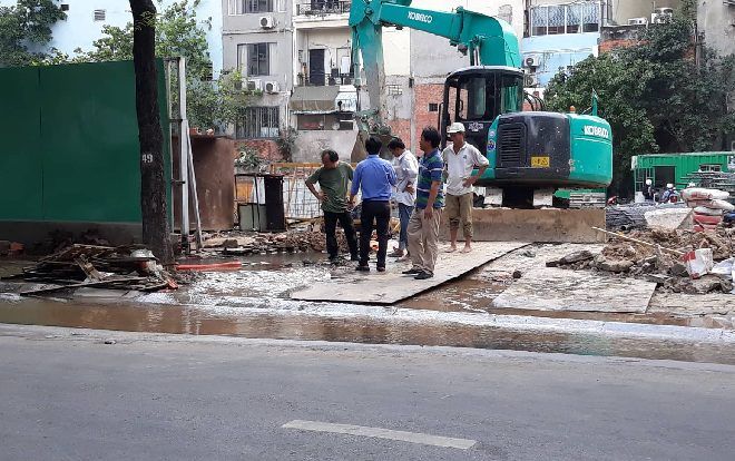 Vỡ đường ống dẫn, nước sạch tuôn ào ạt ra đường hàng giờ liền ở Sài Gòn
