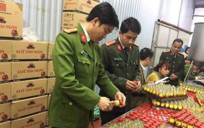 Cảnh sát ập vào cơ sở sản xuất bắt giữ hàng nghìn lọ sa tế giả ngày giáp Tết