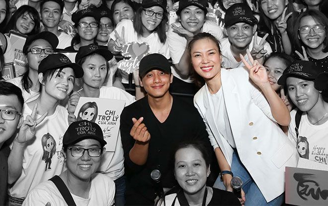 'Chị trợ lý' Mỹ Tâm và Mai Tài Phến cùng đi làm từ thiện kết hợp cinetour tại miền Tây