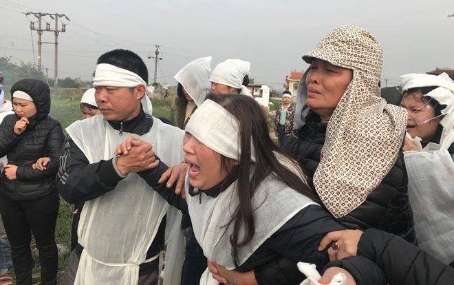 Người thân đau đớn tiễn biệt các nạn nhân bị xe tải tông tử vong ở Hải Dương