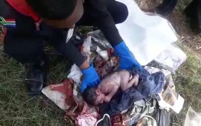 Nghe tiếng khóc trong bãi rác, người dân phát hiện bé trai còn nguyên dây rốn