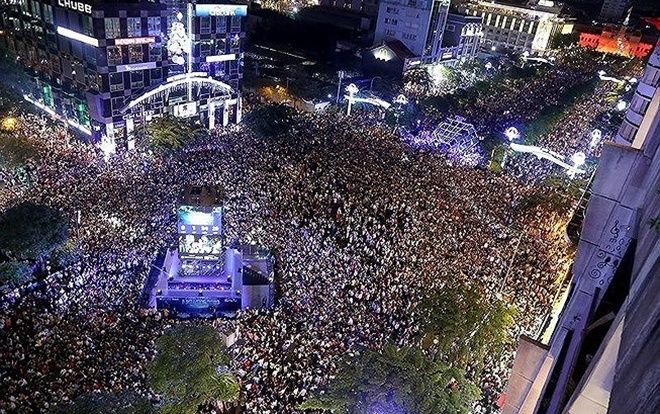 Ủng hộ tinh thần cổ vũ ĐT Việt Nam trận tứ kết, TP.HCM cấm đường, tiến hành lắp đặt 5 màn hình led tại đường Lê Duẩn