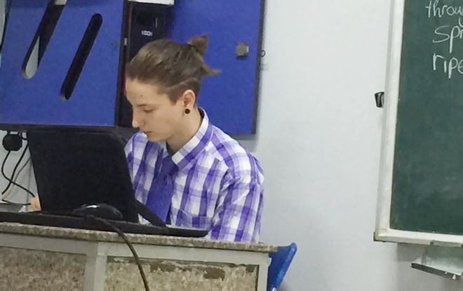 Thầy giáo quá đẹp và ngầu khiến nữ sinh ước ao: ‘Học thầy chúng em giỏi tiếng Anh từ lâu rồi'