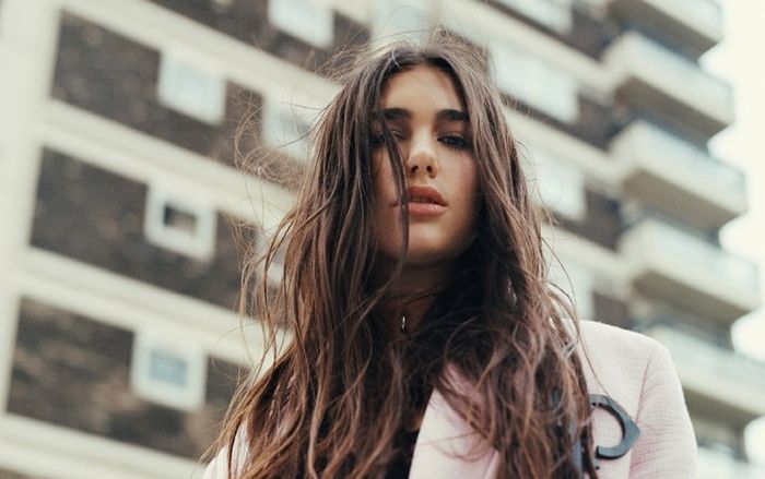 Nối tiếp Miley Cyrus, đến lượt Dua Lipa làm một việc khiến fan Việt phấn khích