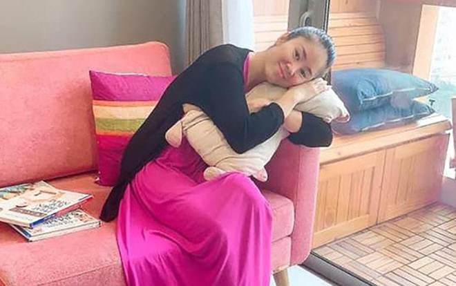 Mang bầu lần 2, Lê Phương vui vẻ chia sẻ: 'bầu không ăn uống gì được hết nên mặt tròn vo rồi'