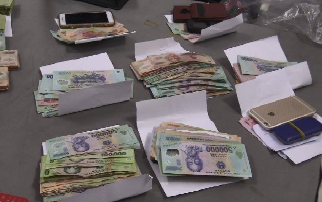 Phá tụ điểm đánh bạc, thu giữ 400 triệu đồng