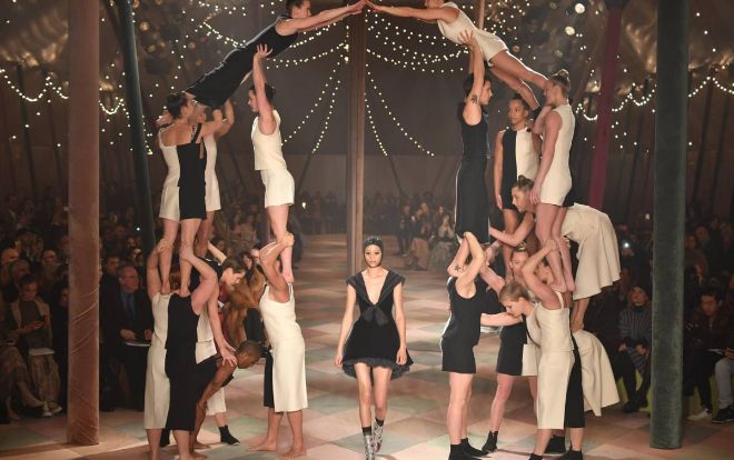 Chìm đắm ngất ngây trong gánh xiếc phù phiếm, xa hoa của Dior Haute Couture