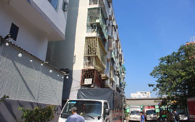 Chung cư ở Sài Gòn nghiêng 45cm, ông Đoàn Ngọc Hải chỉ đạo 38 hộ dân di dời khẩn cấp