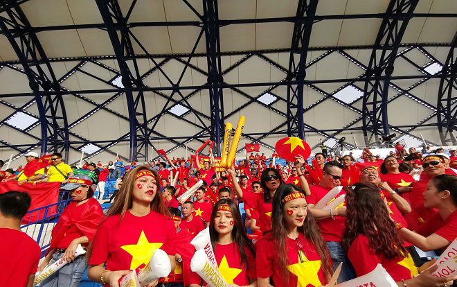 Cờ hoa rợp trời, ngập tràn sắc đỏ của cổ động viên Việt Nam trên sân vận động Dubai