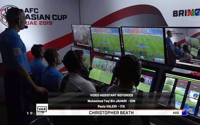 Công nghệ VAR bắt phạt đền Việt Nam: Đúng hay sai?