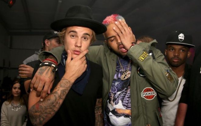Justin Bieber bị ‘ném đá’ khi công khai bênh vực Chris Brown sau cáo cuộc cưỡng hiếp