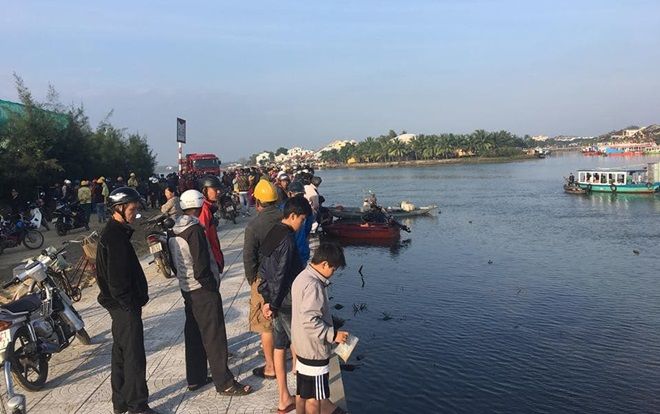 Ô tô lao xuống sông Hoài, 2 vợ chồng và con nhỏ tử vong