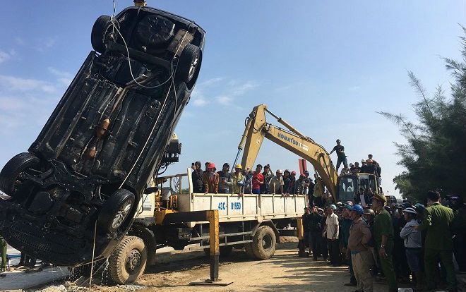 Vụ ô tô lao xuống sông Hoài, 2 vợ chồng và con nhỏ tử vong: Đã tìm thấy thi thể 3 nạn nhân