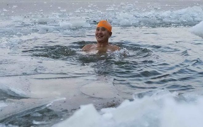Người già ở Trung Quốc bơi trong nước lạnh âm 11 độ C