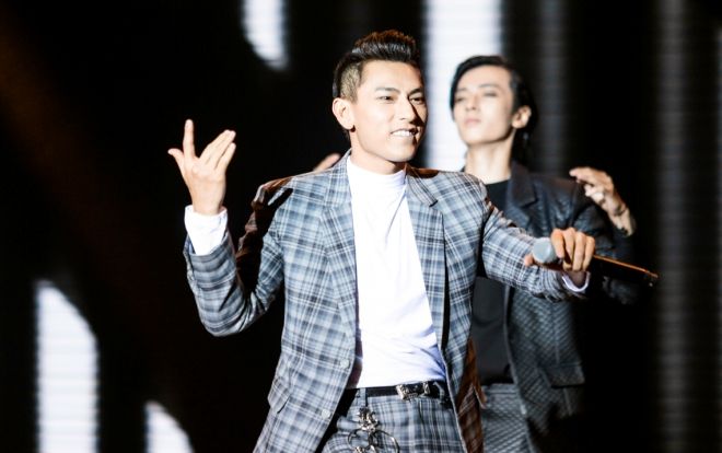 Các nghệ sĩ khác cứ việc biểu diễn, còn việc… vui đùa, chăm nom bé ở hậu trường cứ để Isaac lo!