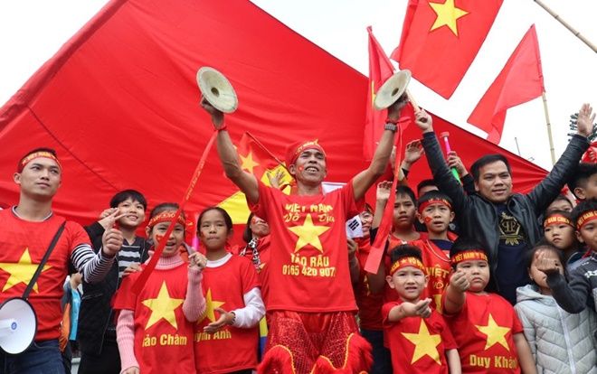 Hàng ngàn CĐV náo nhiệt trước cổng sân bay đón tuyển Việt Nam trở về