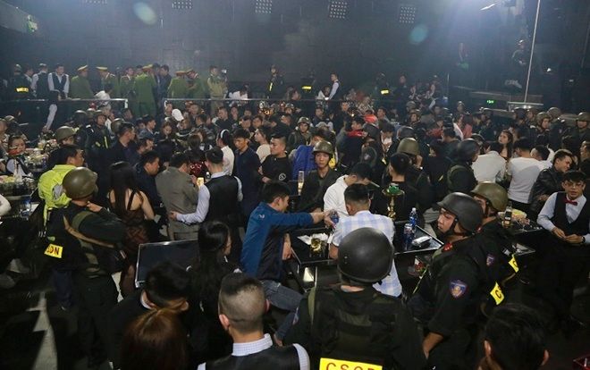 Đột kích quán bar phát hiện 100 người dương tính với ma túy, trong đó có cả nhân viên chơi cùng