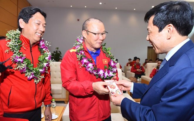 Vừa đặt chân xuống máy bay, thầy trò HLV Park Hang-seo rạng rỡ trong vòng tay CĐV và được Bộ trưởng Nguyễn Ngọc Thiện lì xì