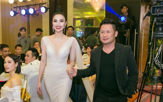 Nam ca sĩ Bằng Kiều ga lăng nắm tay Nữ hoàng Tài năng Huyền Sâm trong sự kiện