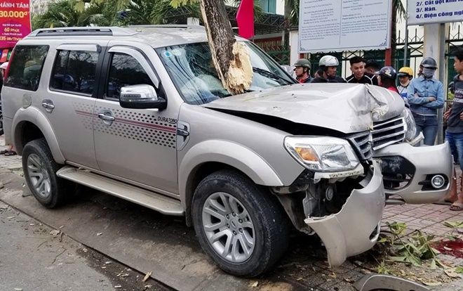 Nóng: Ô tô lao lên vỉa hè húc gãy đôi cây xanh, tông tử vong cháu bé 5 tuổi đứng chờ đèn đỏ cùng mẹ