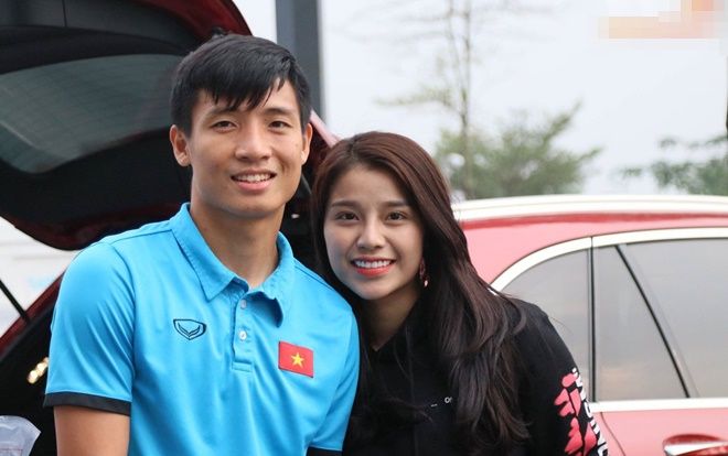 Bạn gái qua UAE cổ vũ Bùi Tiến Dũng thi đấu rồi cùng nhau đi mua sắm