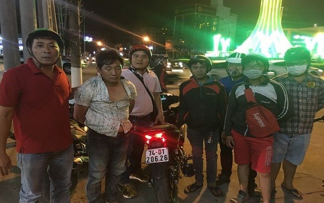 Trộm xe máy định mang sang Capuchia tiêu thụ, đối tượng bị nhóm hiệp sĩ Bình Dương bắt giữ ngay trên đường