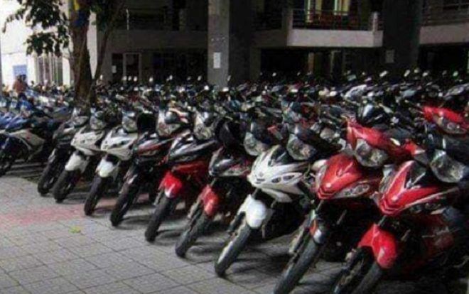 Bảo vệ 'Trường người ta': Xếp xe đều tăm tắp, hãng nào ra hãng đó khiến cư dân mạng cứ ngỡ cửa hàng bán xe máy