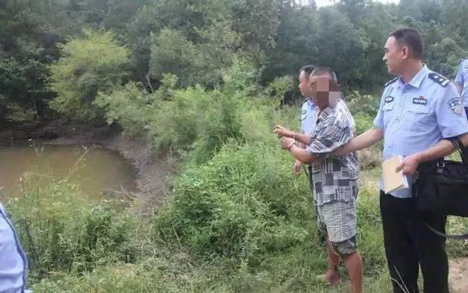 Thả lưới đánh cá vớt được khúc xương trắng, dân làng tá hóa khi biết bí mật kinh hoàng phía sau