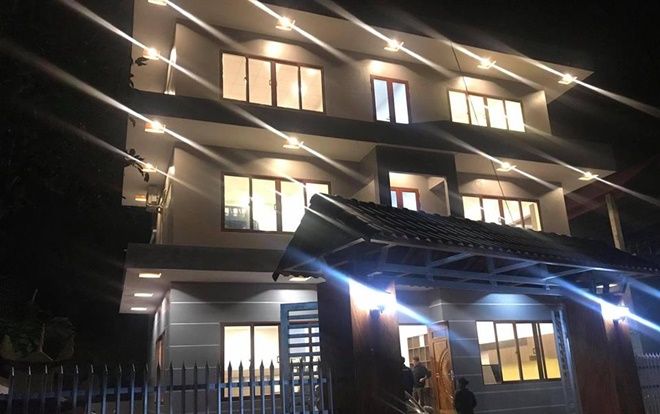 Hà Đức Chinh xây nhà 3 tầng khang trang tặng mẹ, các đồng đội vào chúc mừng vẫn theo cách lầy lội nhất