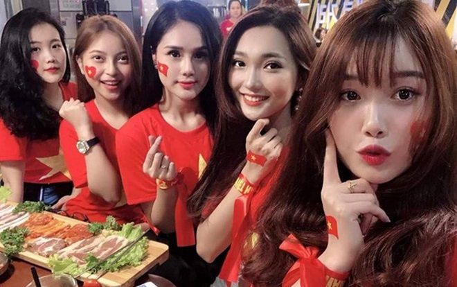 Bị so sánh nhan sắc với hội bạn gái cầu thủ, bạn gái Quang Hải đáp trả bằng một câu khiến ai cũng giật mình