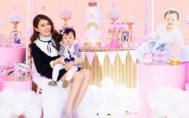 Lê Hà (The Face) tổ chức lễ thôi nôi cho con gái tràn ngập sắc hồng